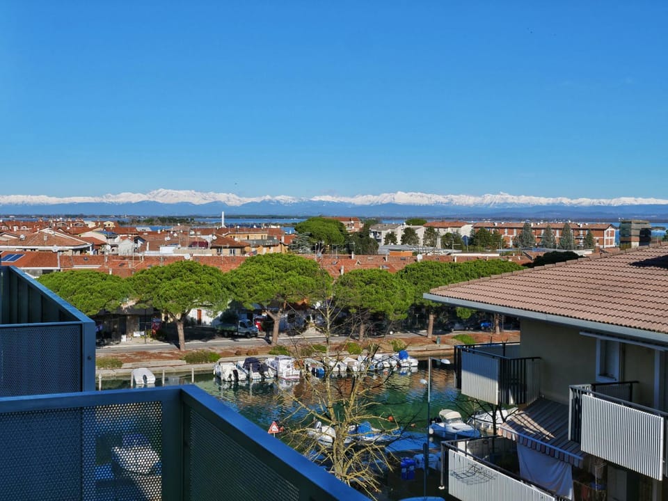 Neighbourhood, Natural landscape, Balcony/Terrace, City view, Mountain view
