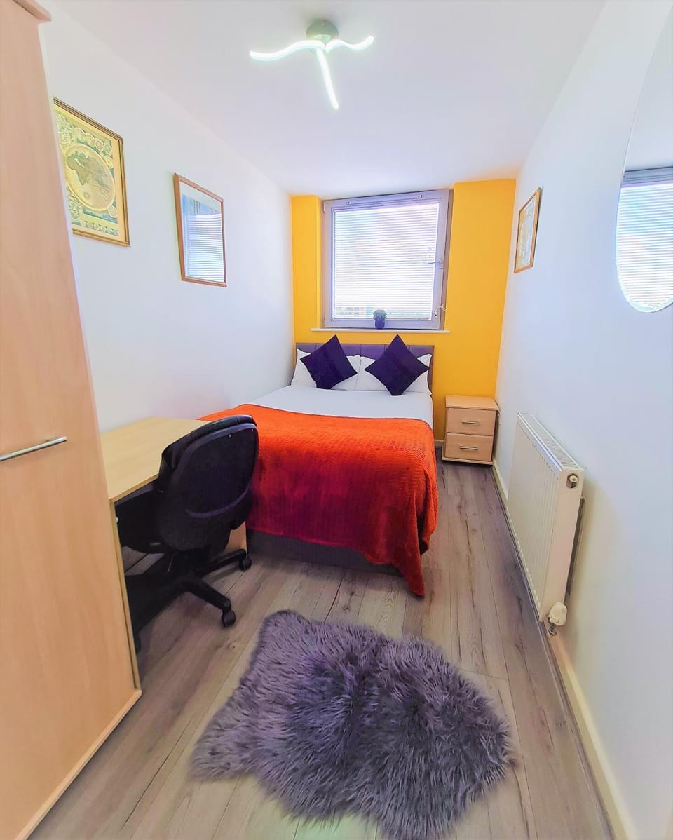 Photo of the whole room, Bedroom