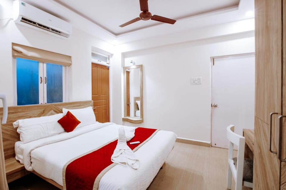 Photo of the whole room, Decorative detail, Bedroom, internet, internet, towels, air conditioner