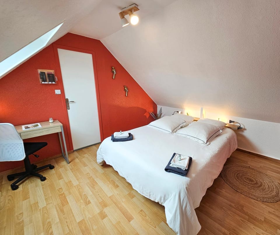 Bed, Photo of the whole room, Bedroom