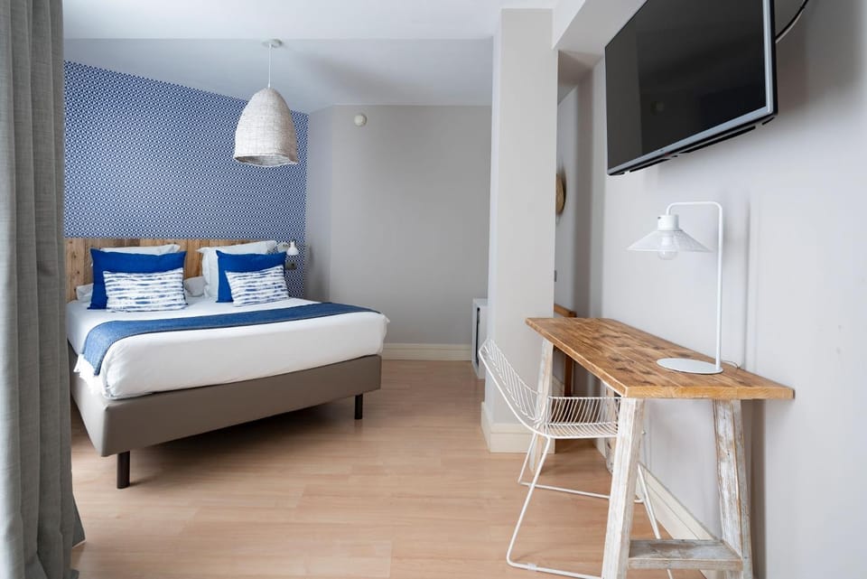 Bed, TV and multimedia, Photo of the whole room, Bedroom