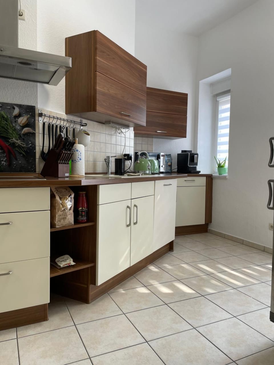 Kitchen or kitchenette, minibar