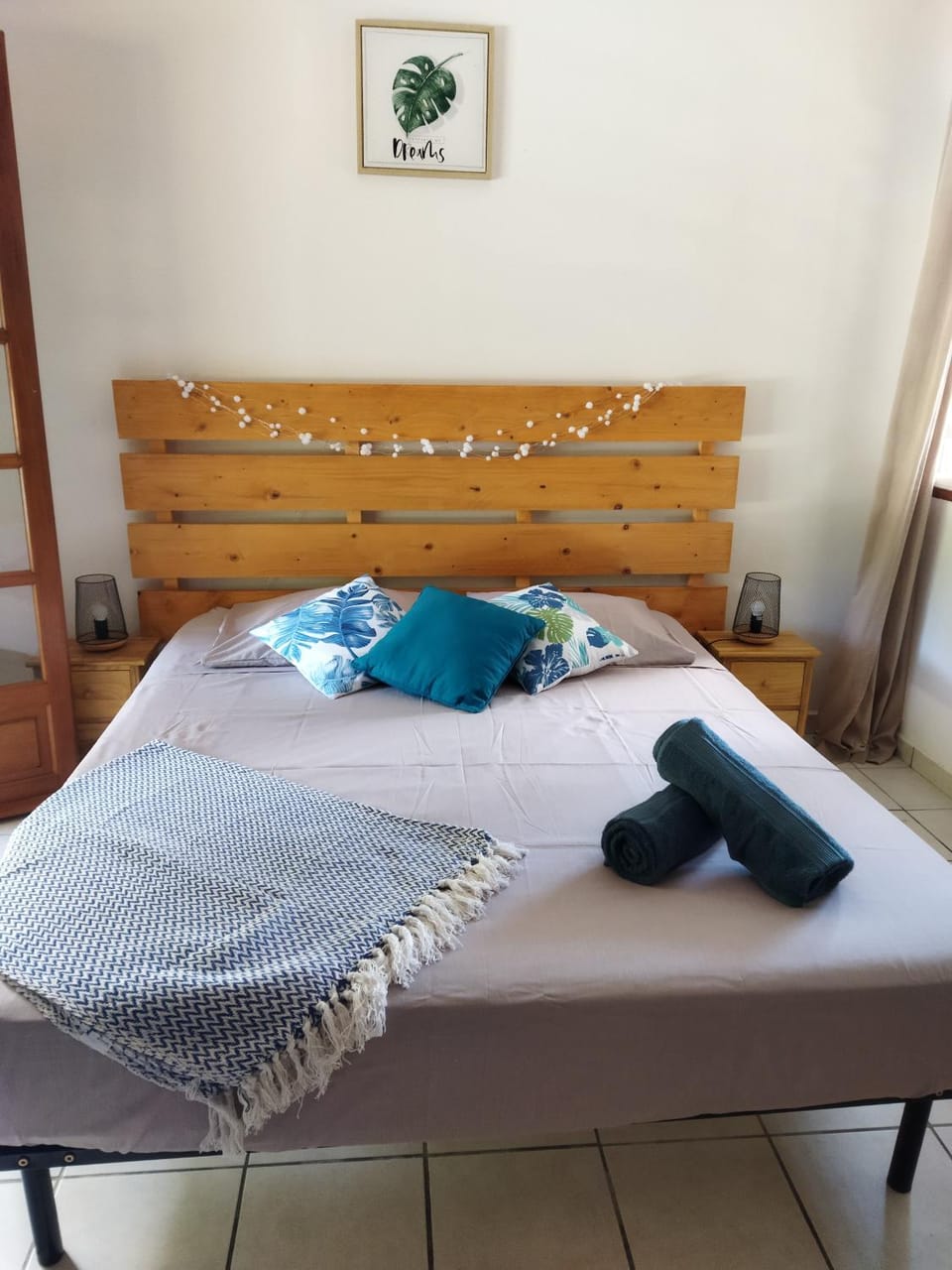 Bed, Photo of the whole room, Bedroom, towels, air conditioner