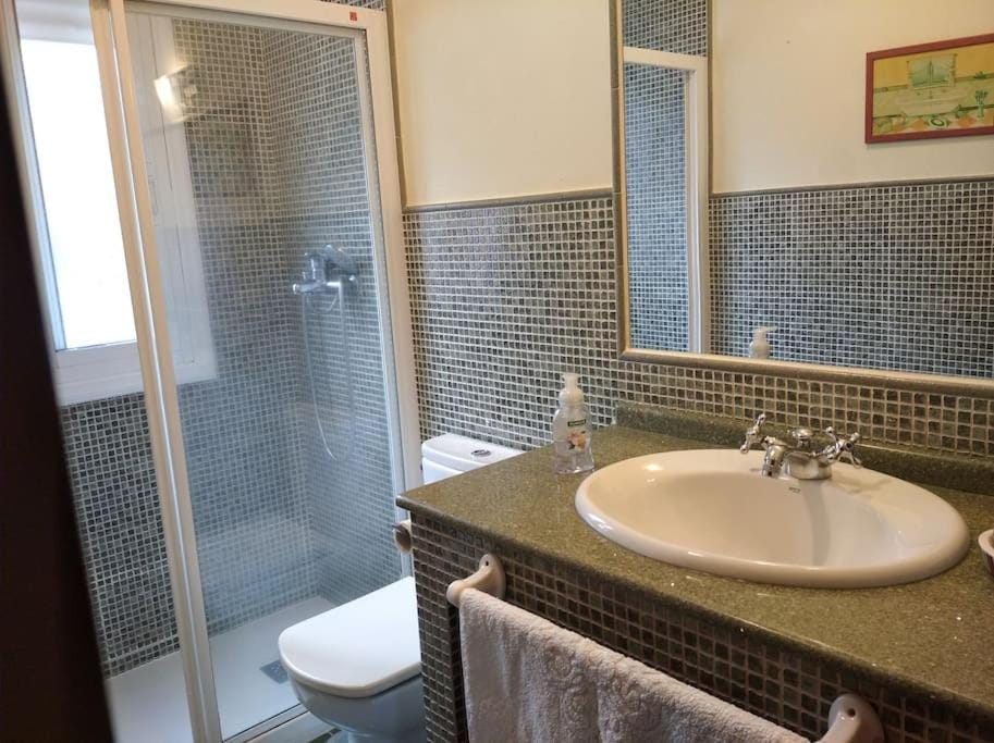 Shower, Toilet
