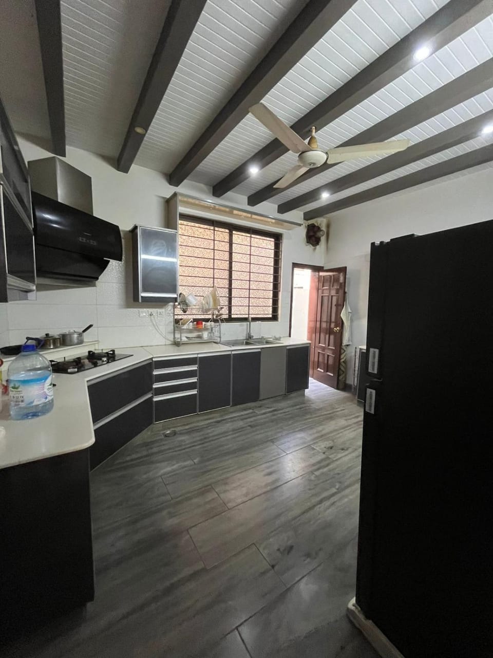Kitchen or kitchenette, minibar, oven