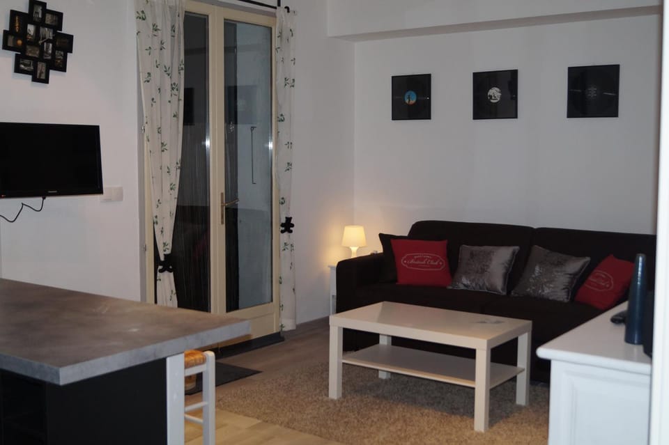 Communal lounge/ TV room, TV and multimedia, Lounge or bar, Photo of the whole room, Decorative detail, Decorative detail