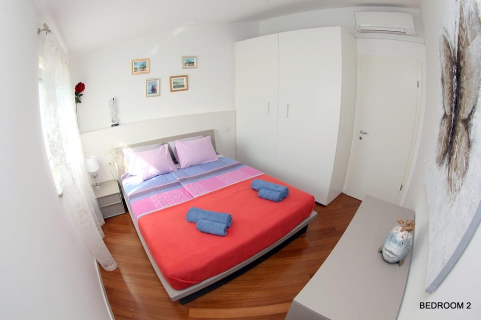 Photo of the whole room, Bedroom