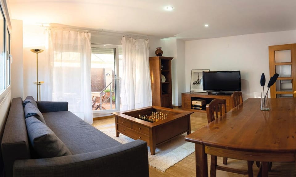 Communal lounge/ TV room, TV and multimedia, Living room, Seating area, Dining area