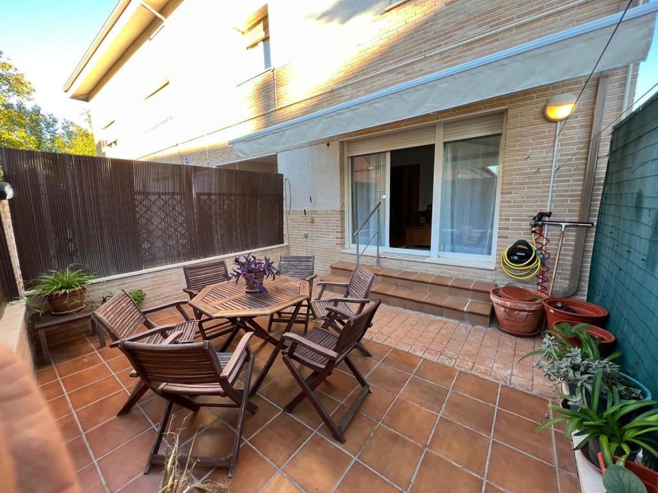 Property building, Patio, Balcony/Terrace