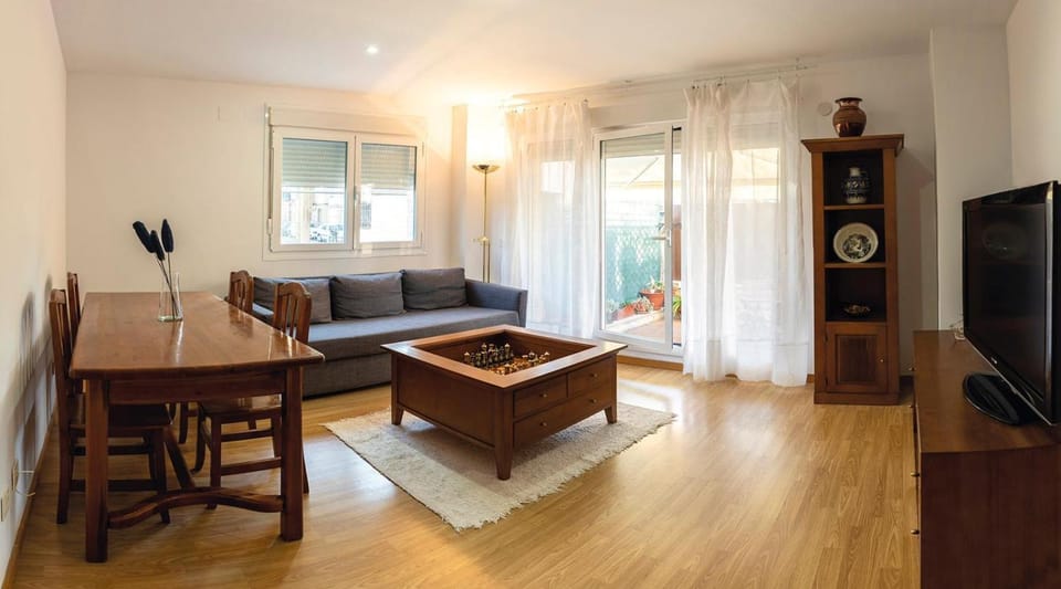 Communal lounge/ TV room, TV and multimedia, Living room, Seating area, Dining area