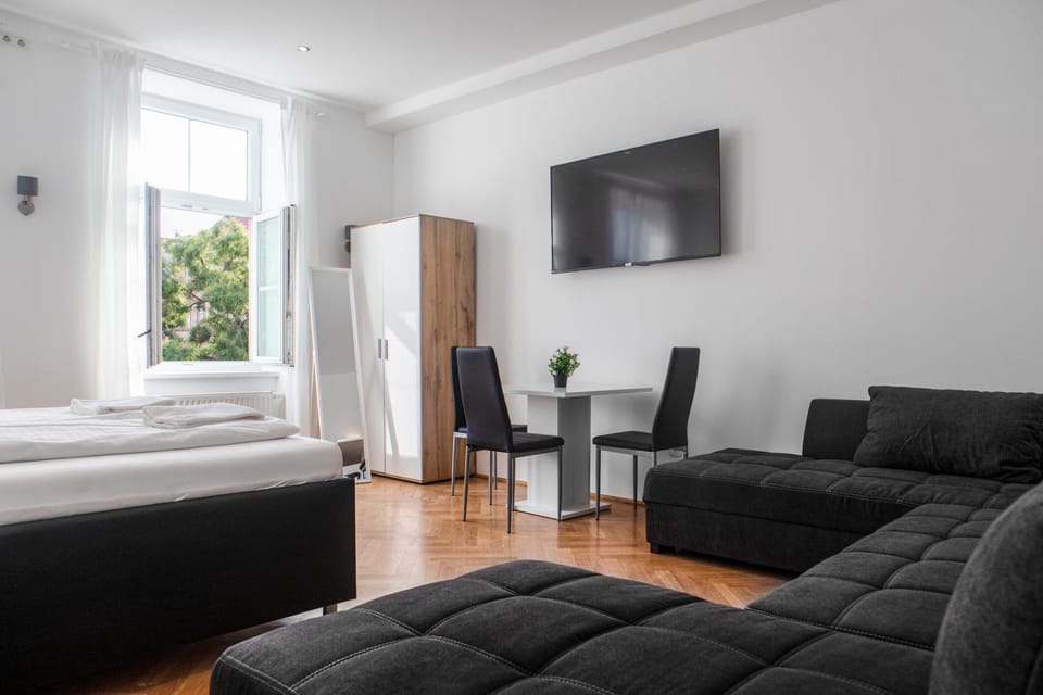 Bed, TV and multimedia, Seating area, Bedroom