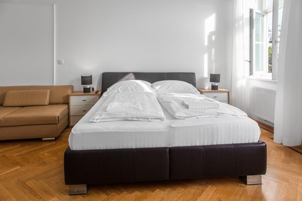 Bed, Seating area, Bedroom