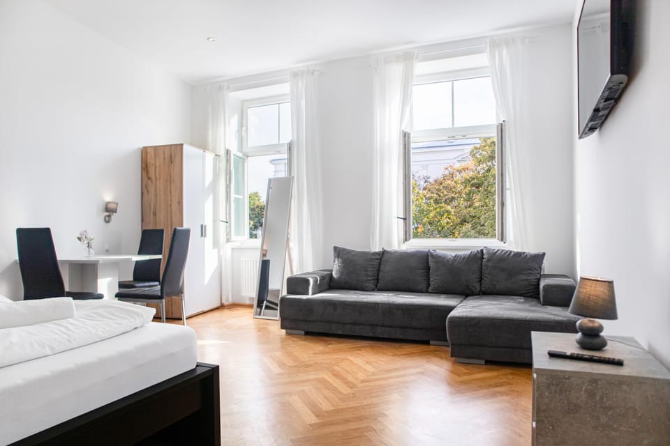 Bed, TV and multimedia, Seating area, Bedroom