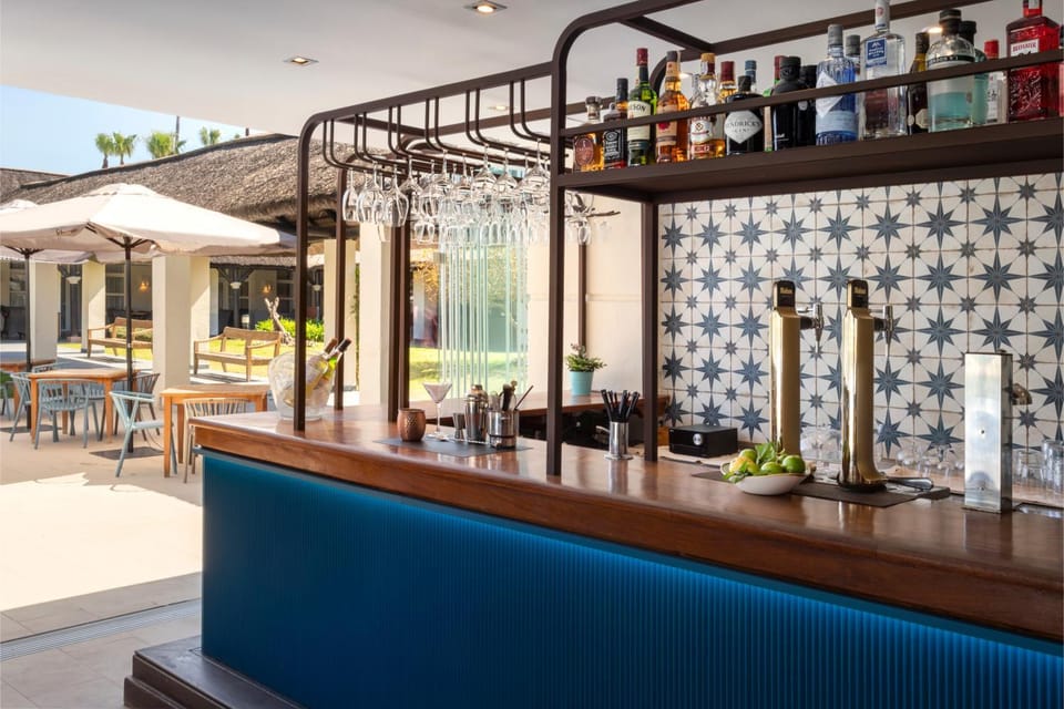 Lounge or bar, Pool view