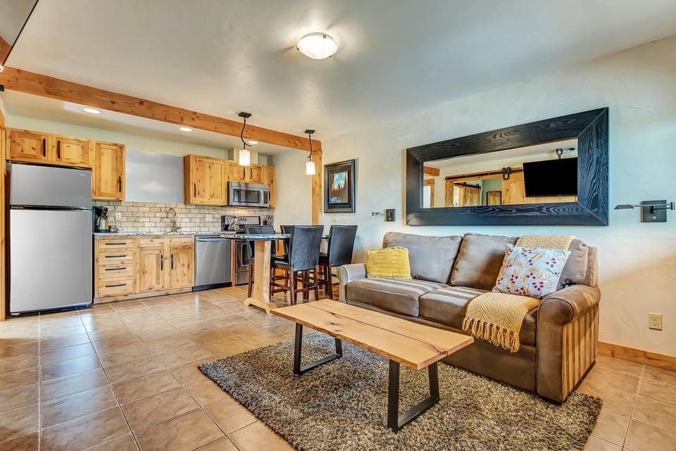 Kitchen or kitchenette, Living room, Seating area, Dining area