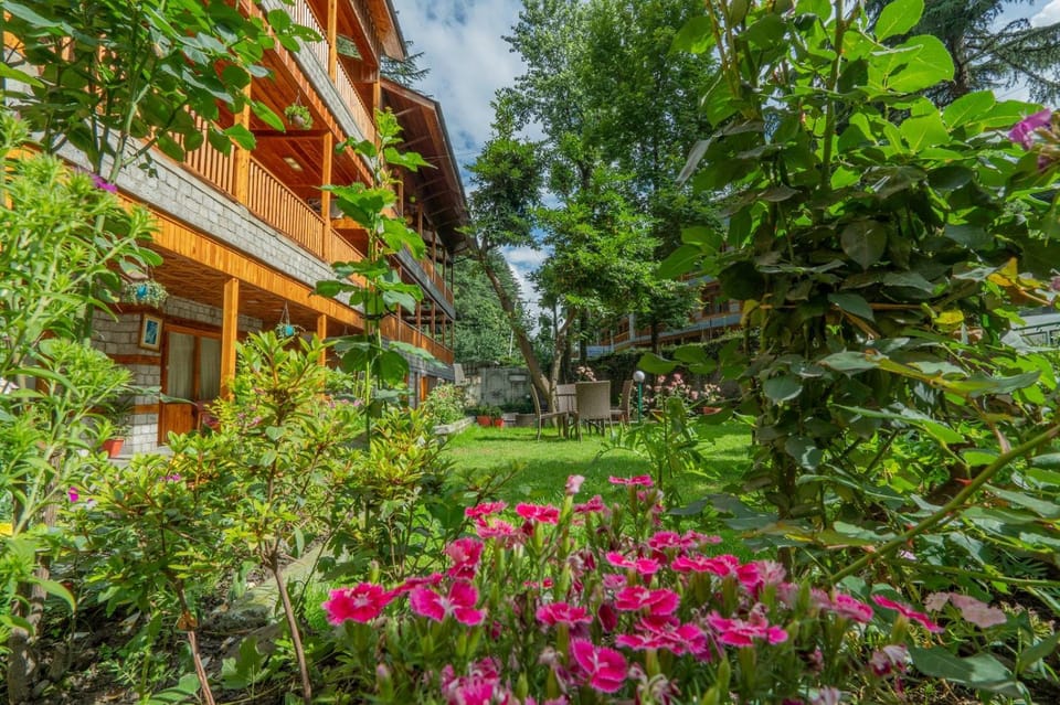 Property building, Spring, Day, Natural landscape, Garden, Garden, View (from property/room), Garden view