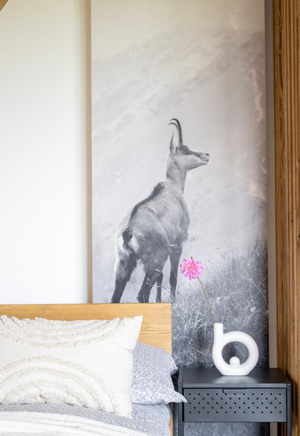 Bed, Photo of the whole room, Decorative detail, Bedroom