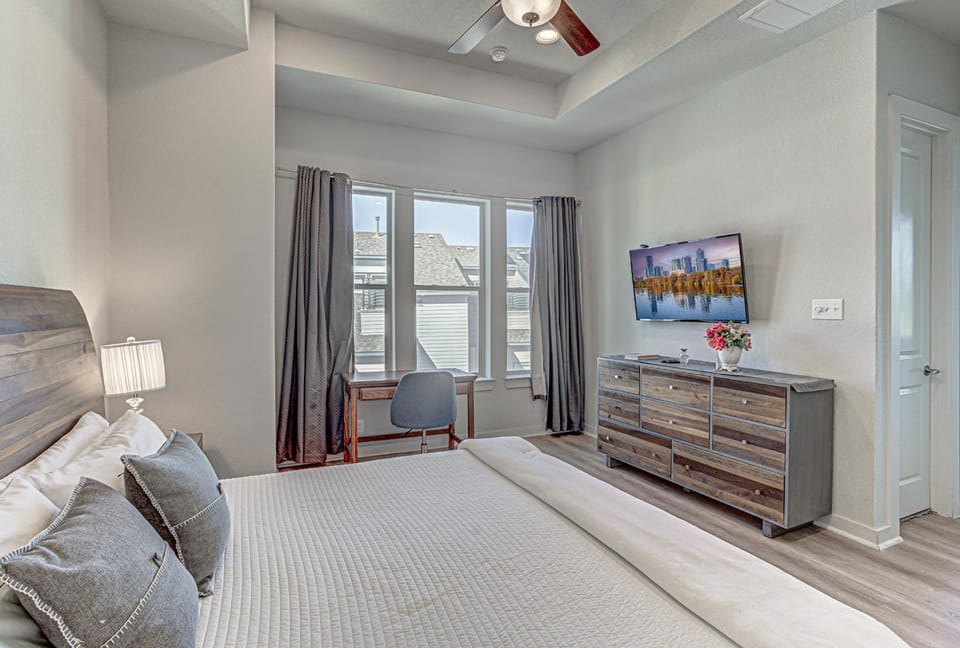 Bed, TV and multimedia, Photo of the whole room, Seating area, Bedroom