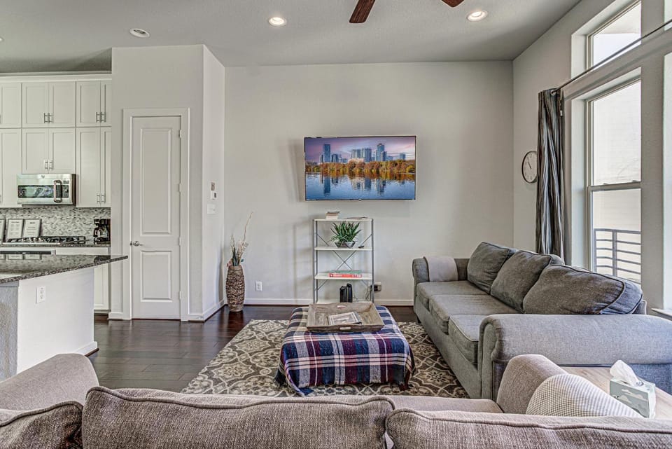 Kitchen or kitchenette, Living room, Seating area