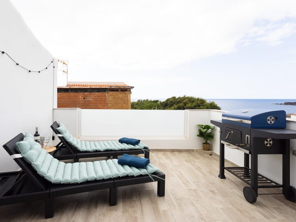 BBQ facilities, Balcony/Terrace, Sea view, sunbed