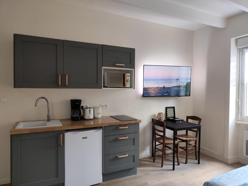 TV and multimedia, Coffee/tea facilities, Kitchen or kitchenette, Dining area, oven, pet friendly, stove, toaster