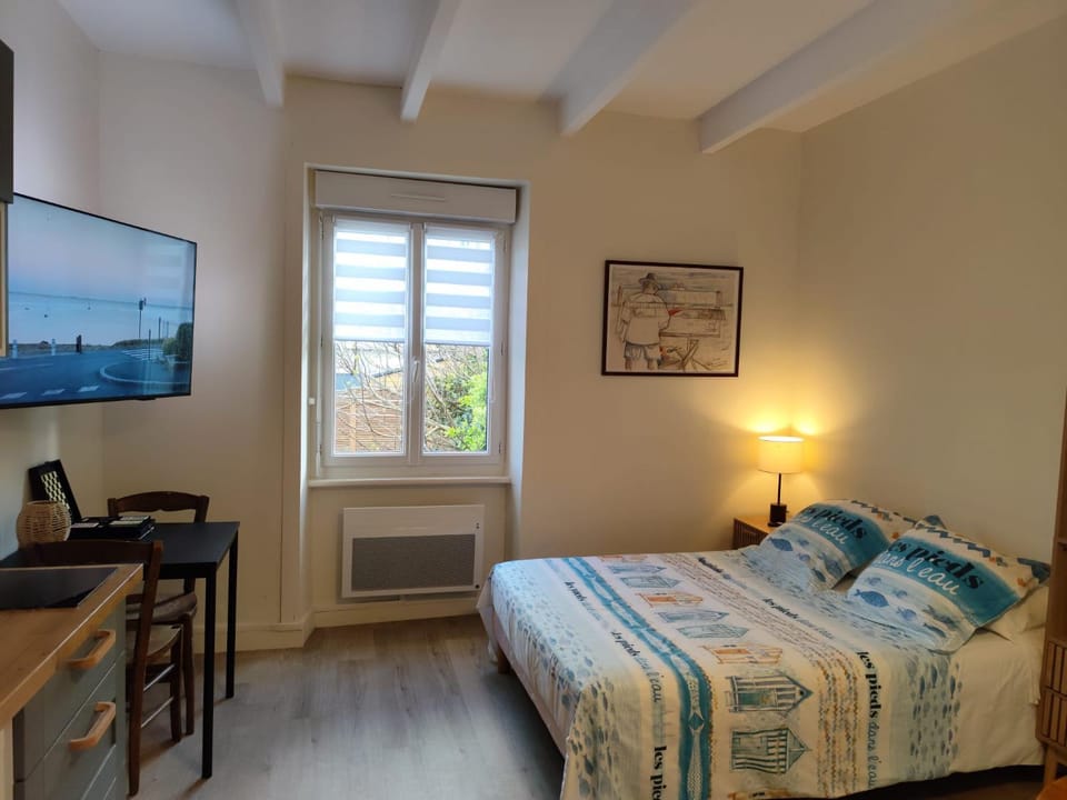 Bed, TV and multimedia