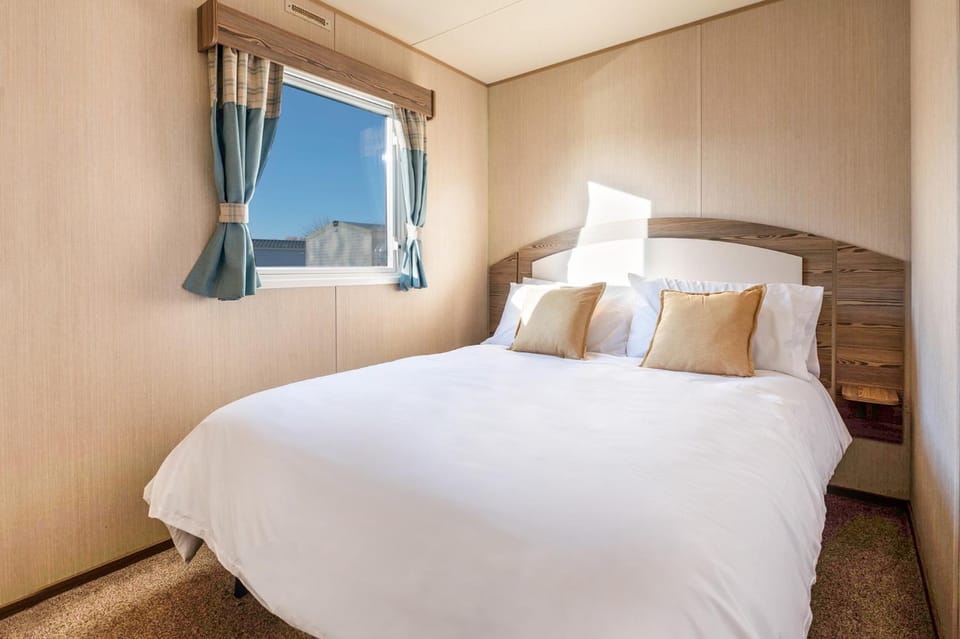 Property building, Bed, Bedroom