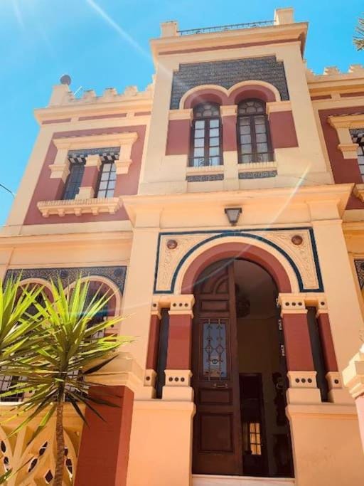 Property building, Facade/entrance, Day