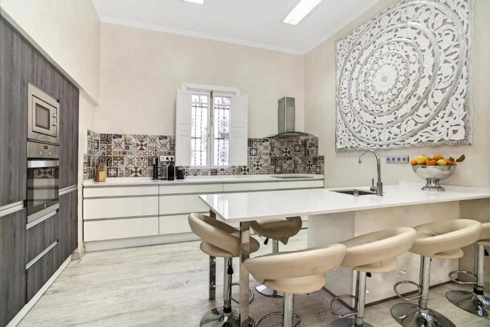 Kitchen or kitchenette, Dining area, stove