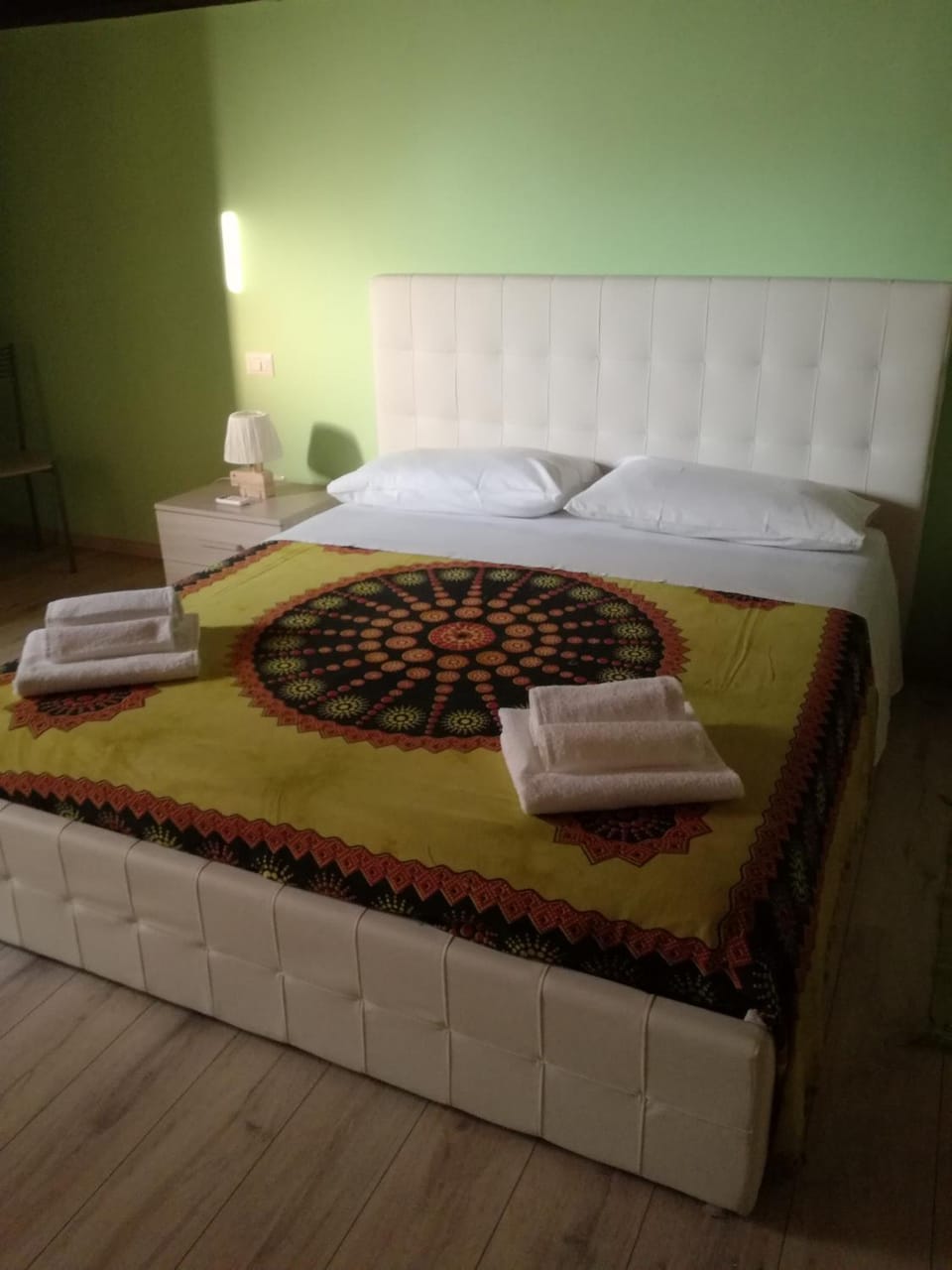 Bed, Bedroom, towels