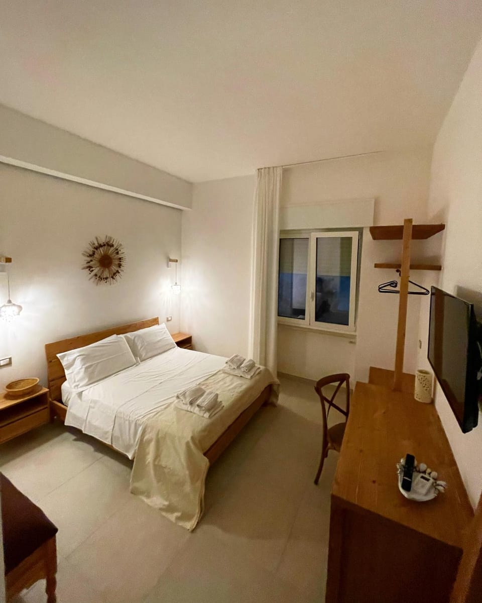 Bed, TV and multimedia, Photo of the whole room, Bedroom, hair dresser