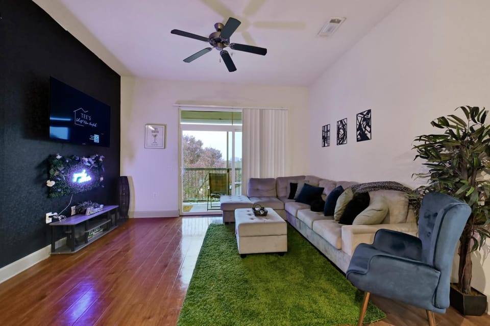 Communal lounge/ TV room, TV and multimedia, Living room, Seating area, Evening entertainment