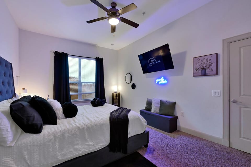 Bed, Evening entertainment, Bedroom