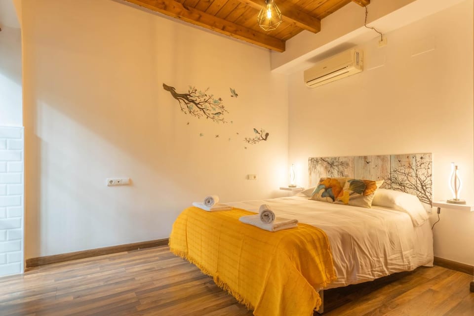 Bed, Photo of the whole room, Bedroom, towels, air conditioner