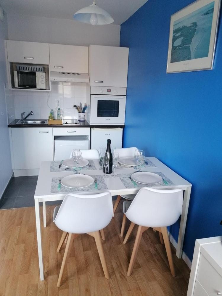 Kitchen or kitchenette, Dining area, minibar, pet friendly, stove, toaster