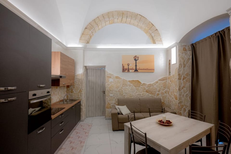 Kitchen or kitchenette, Living room, Seating area, Dining area, minibar, pet friendly, stove