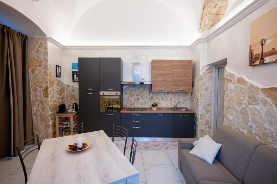 Kitchen or kitchenette, Living room, Seating area, Dining area, minibar, pet friendly, stove