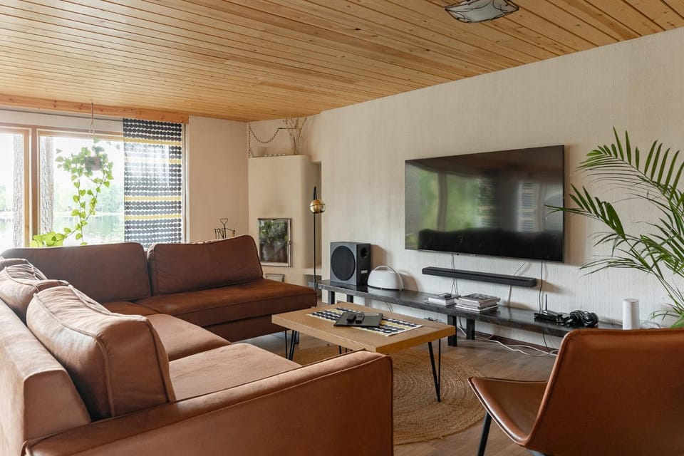 Hirsihuvila yksityisessä niemessä Petäjävedellä Villa in Finland