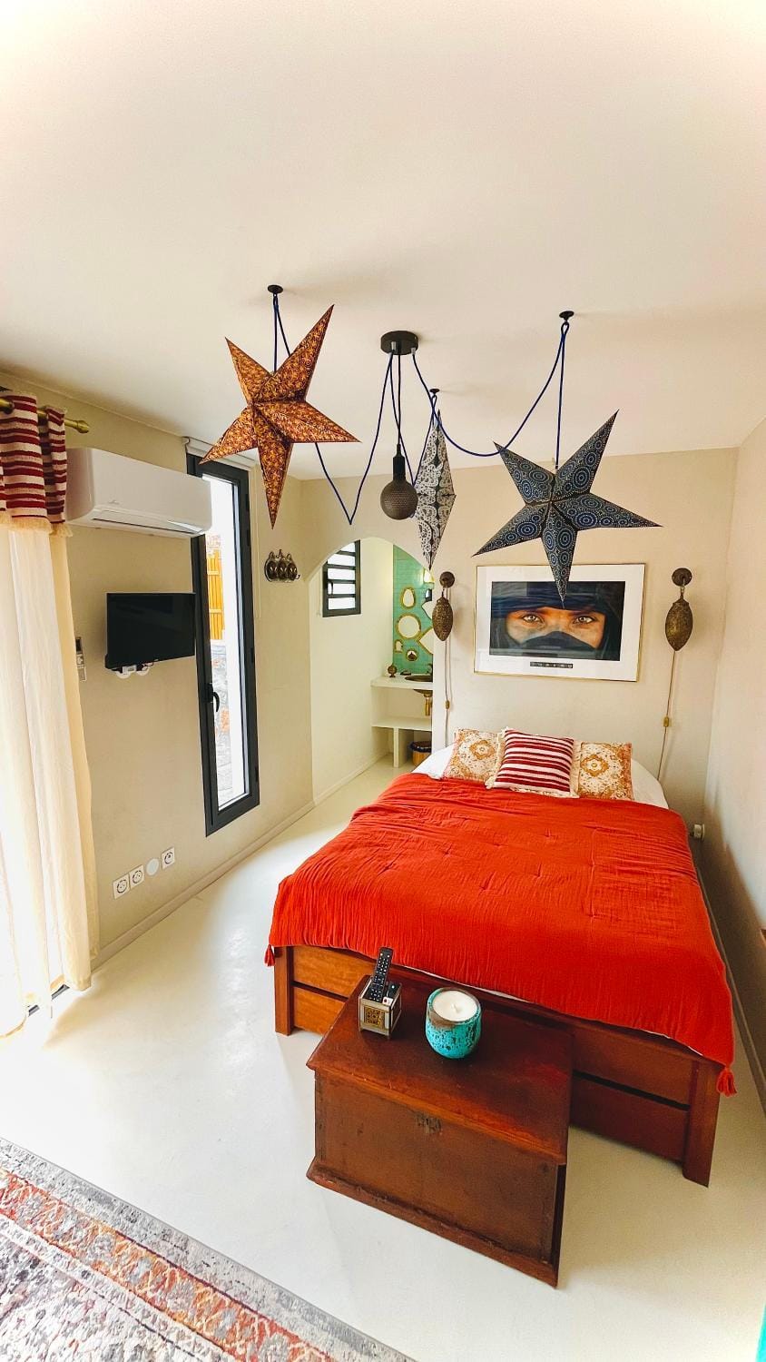Bed, TV and multimedia, Photo of the whole room