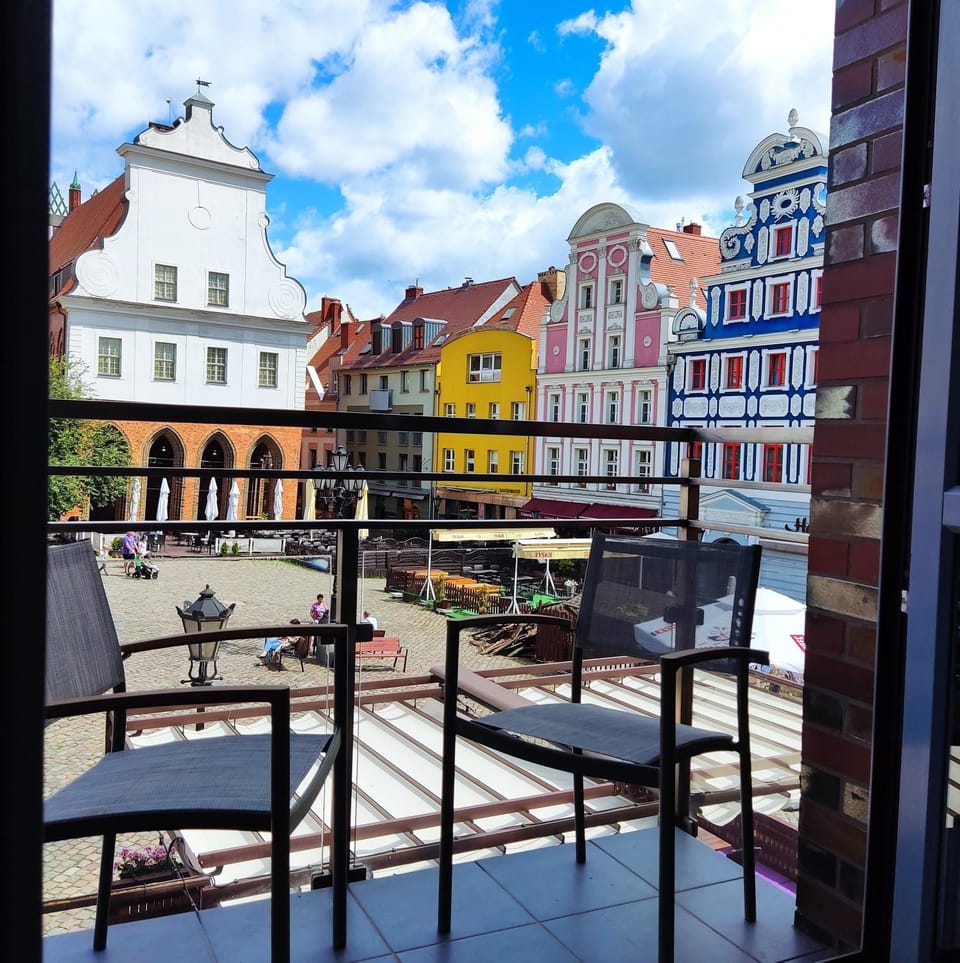 Property building, Day, Balcony/Terrace, Seating area, City view