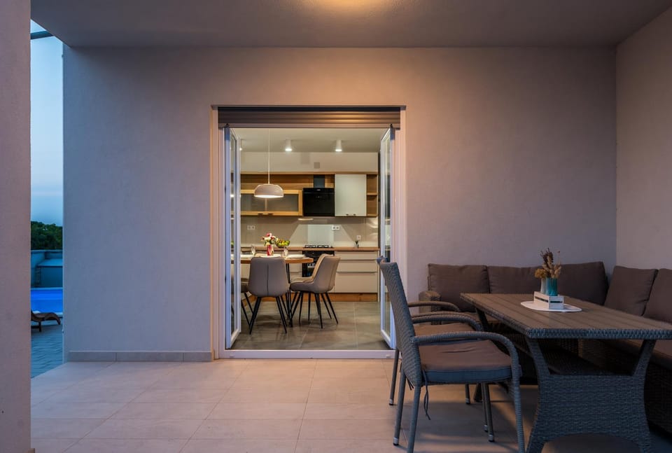 Kitchen or kitchenette, Seating area, Dining area