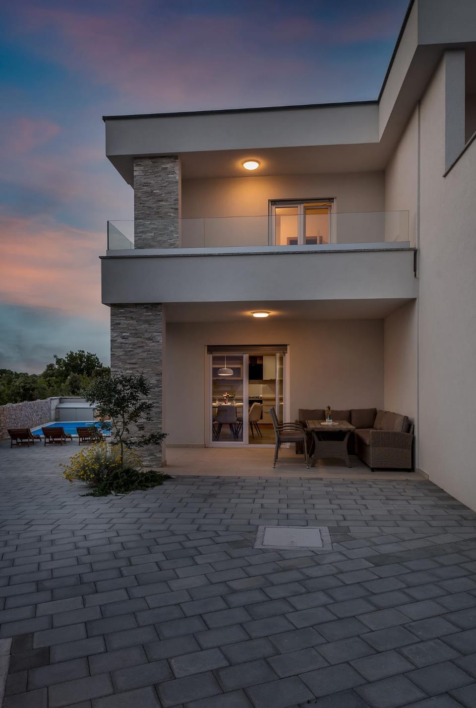 Property building, Patio, Balcony/Terrace