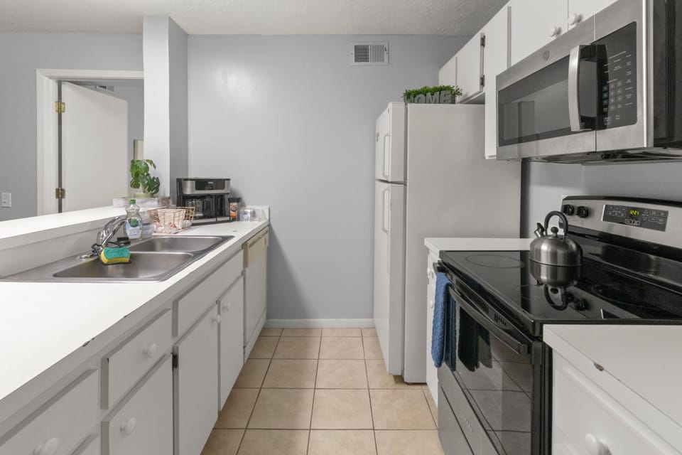 Spacious 4 beds 4 baths Condo Mins to Shands, UF, & DOWNTOWN! Apartment in Gainesville