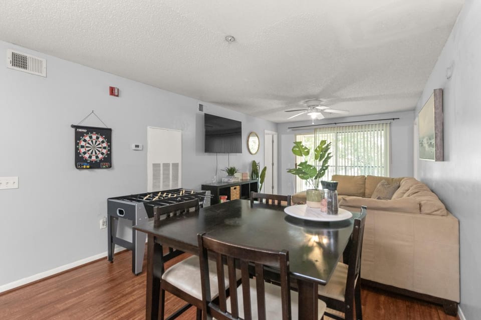 Spacious 4 beds 4 baths Condo Mins to Shands, UF, & DOWNTOWN! Apartment in Gainesville