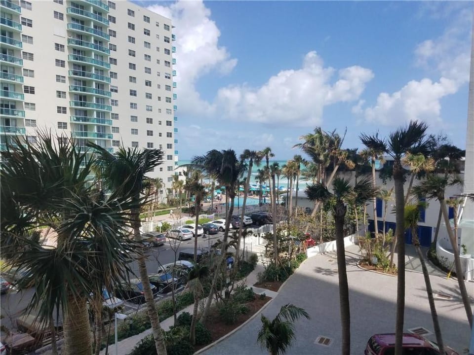 Two Bedroom Resort Suite with Pool and Gym House in Hollywood Beach