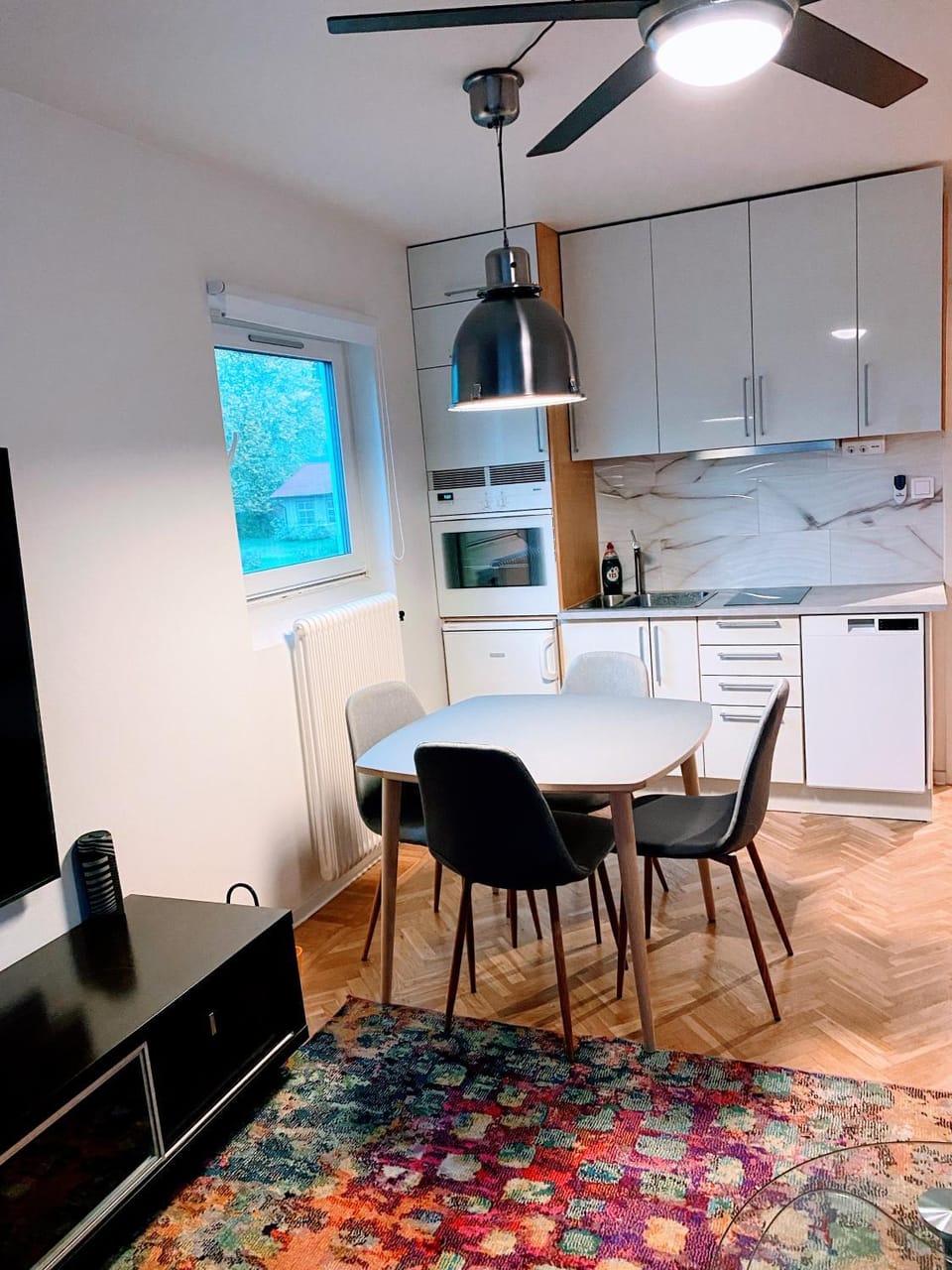 Kitchen or kitchenette, Dining area, fireplace, pet friendly, stove