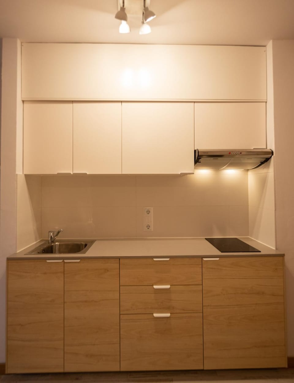 Kitchen or kitchenette, minibar