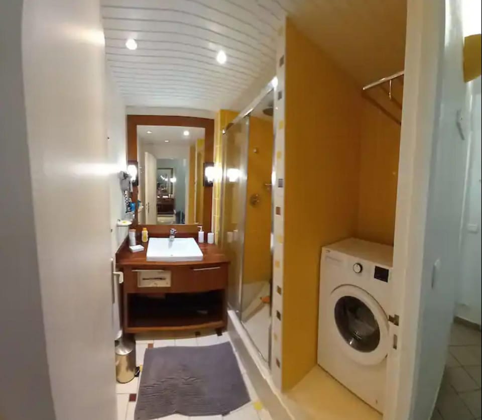 Bathroom, washing machine