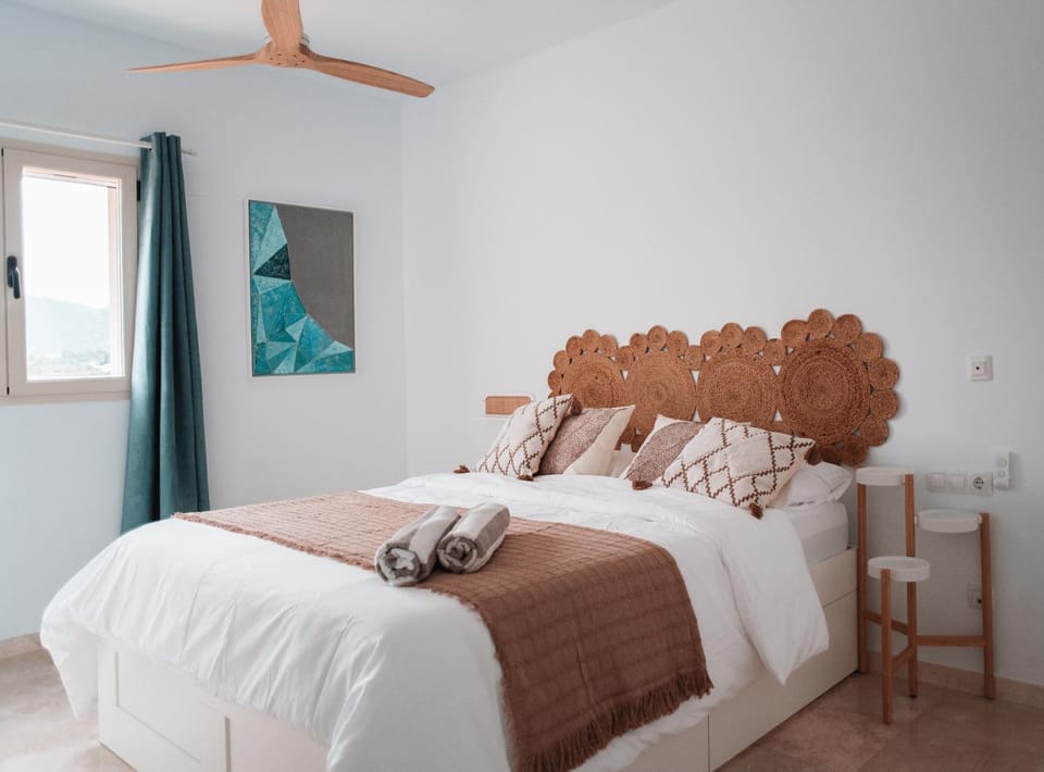 Bed, Photo of the whole room, Bedroom, fireplace