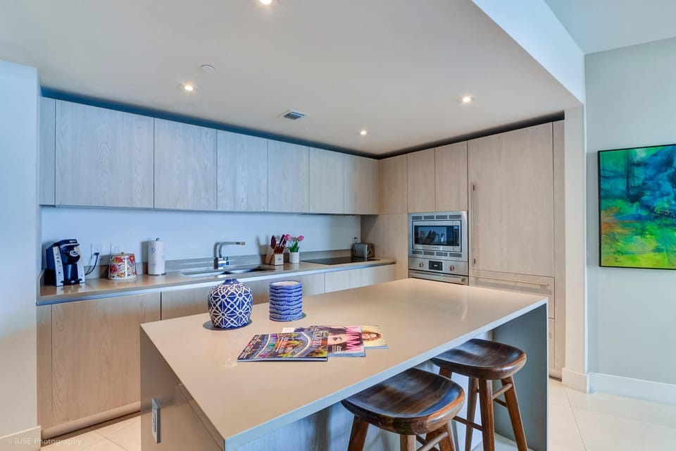 Kitchen or kitchenette, minibar